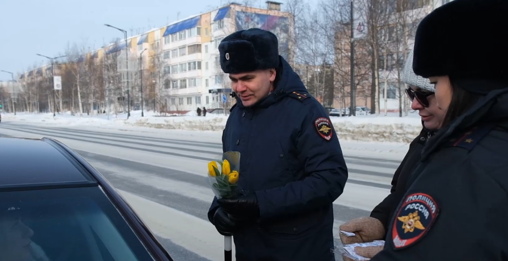 Автоинспекторы поздравили женщин-водителей с праздником
