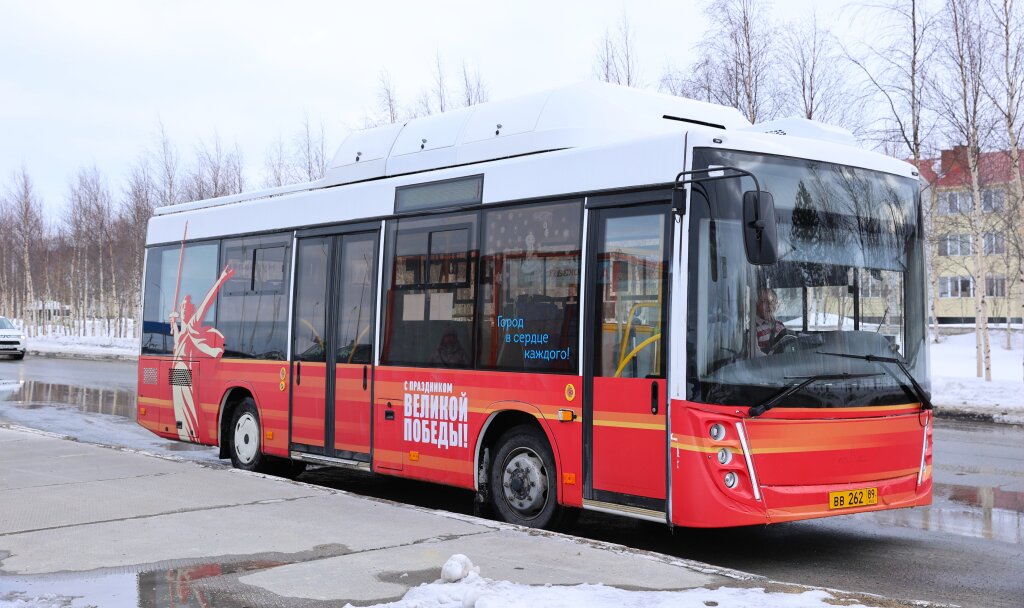 По улицам Муравленко курсирует «победный» автобус