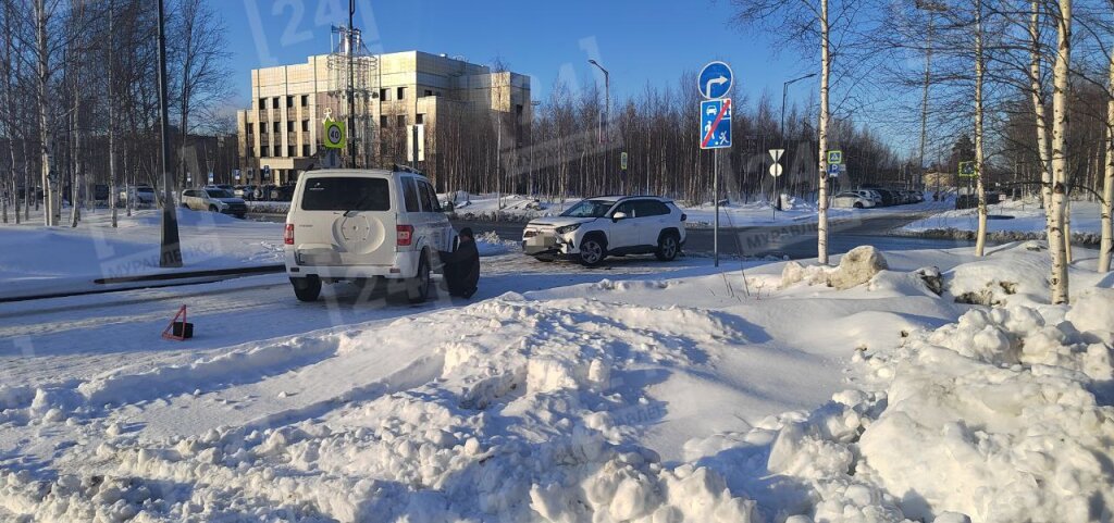 В Муравленко водитель внедорожника не уступил дорогу иномарке