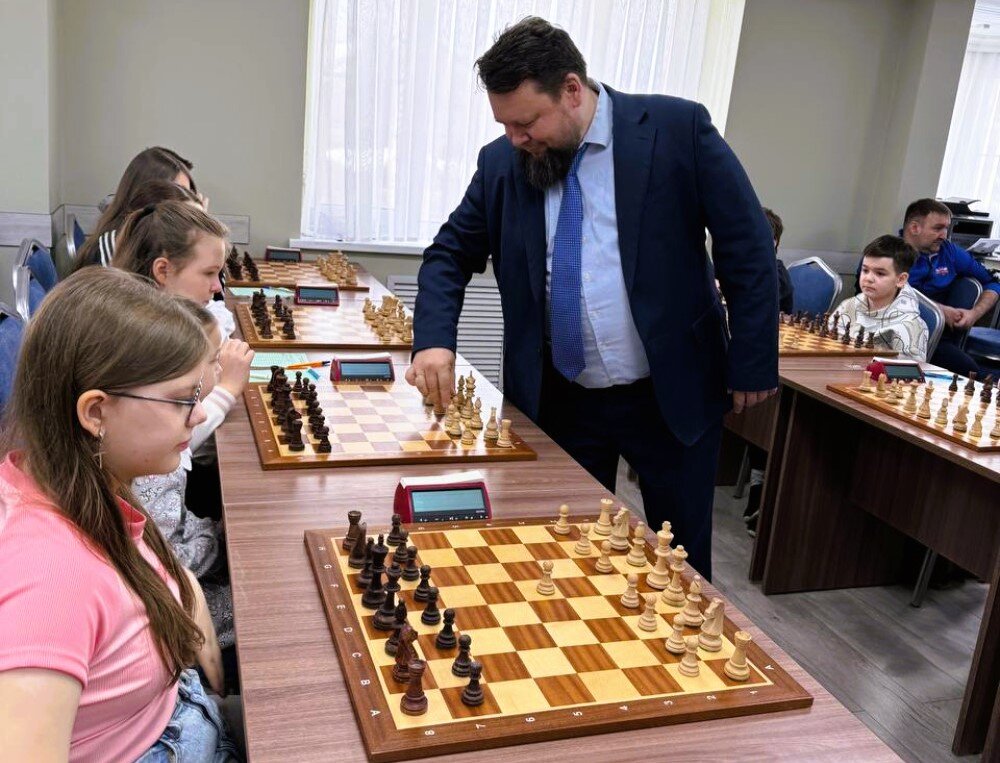 Шахматисты проходят занятия в профильной смене в Салехарде