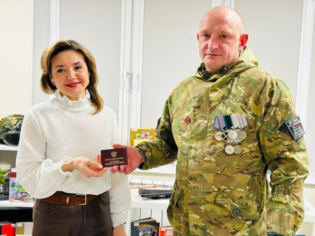 Муравленковцу вручили удостоверение ветерана боевых действий