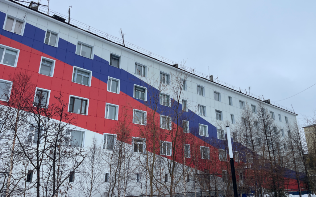 Дома, окрашенные в цвета российского флага, появятся во всех городах Ямала