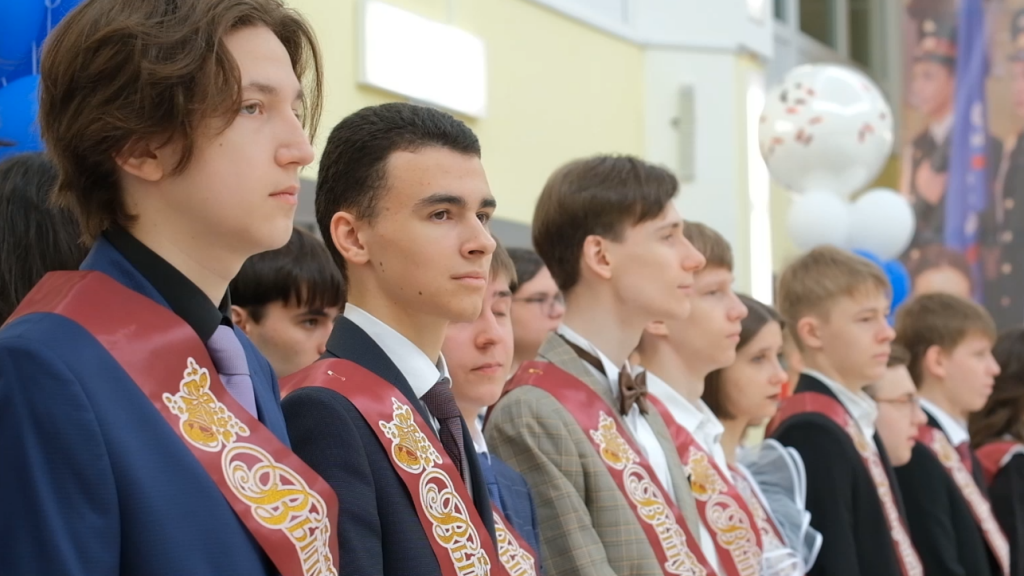 Для выпускников Муравленко прозвучал последний звонок