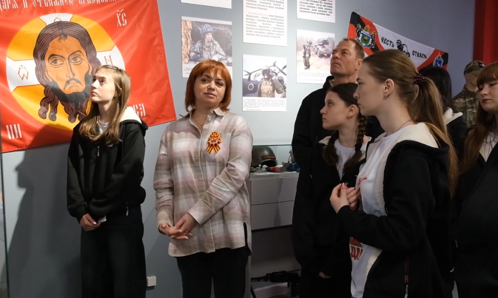 Гости из Волновахи посетили выставку «Связь поколений»