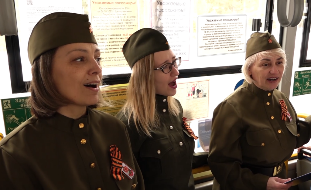 Концерт на колёсах: артисты поют песни военных лет