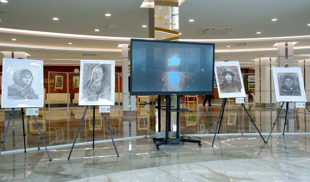В «Сибири» проходит выставка «Современность. Наши герои»