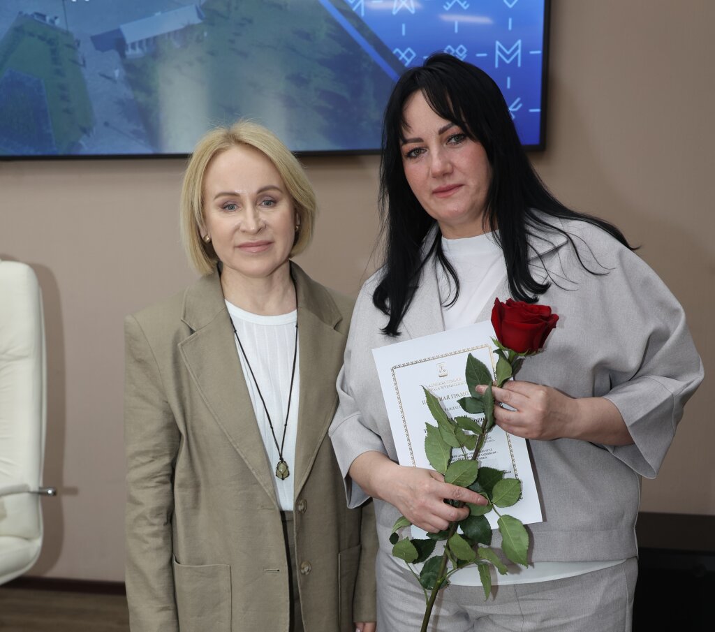 Жителей города наградили по случаю профессиональных праздников