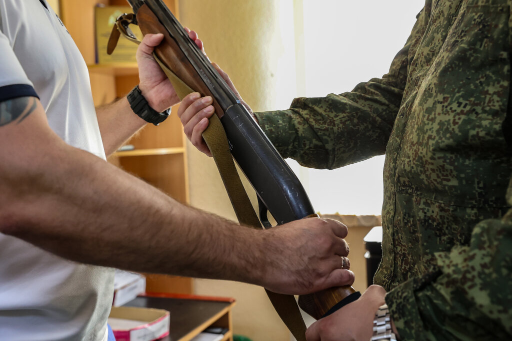 Муравленковцы передали оружие в зону СВО