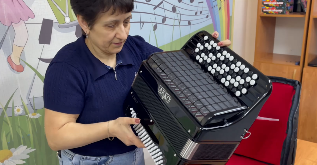 Школы искусств Ямала получили новые музыкальные инструменты