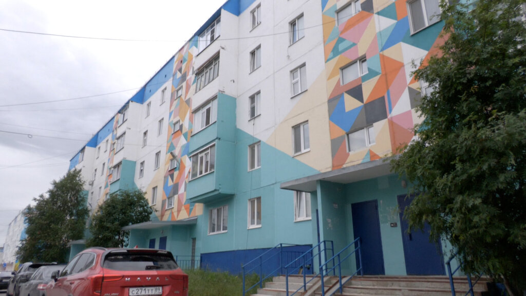 Подрядчик перекрасил фасады пяти домов