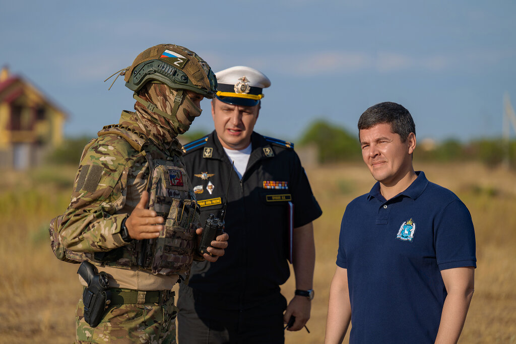 Дмитрий Артюхов посетил подшефную часть в Каче и передал технику