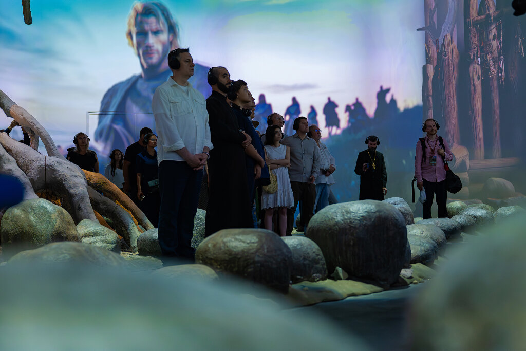 Дмитрий Артюхов стал одним из первых посетителей уникальной выставки в «Новом Херсонесе»