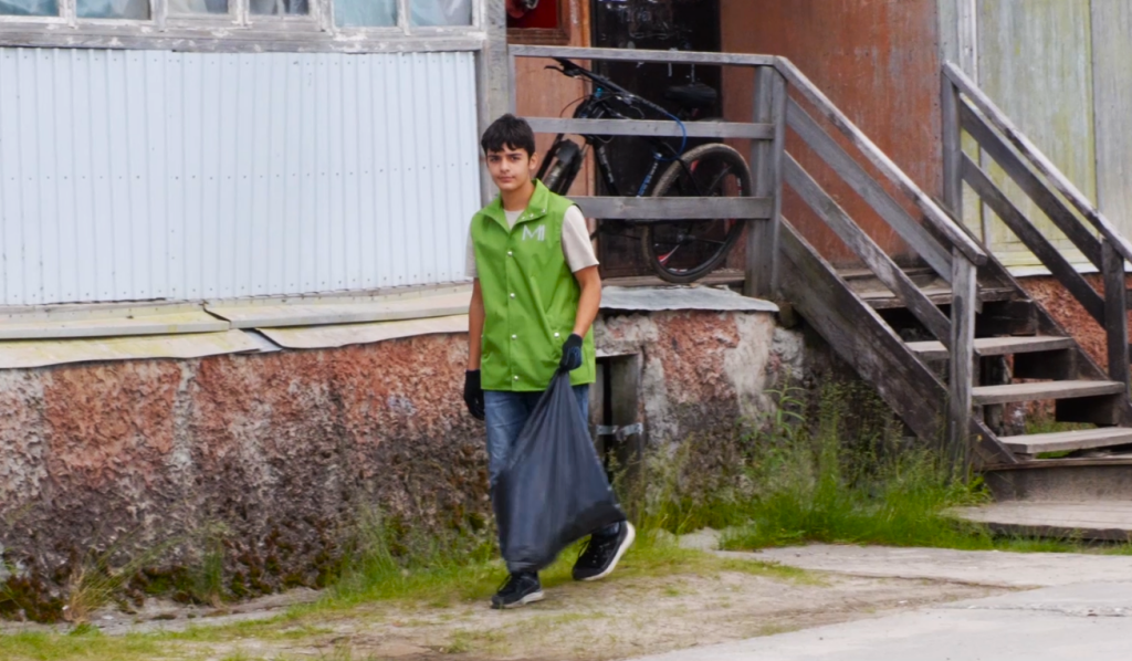 У трудовых отрядов подростков стартовала вторая смена