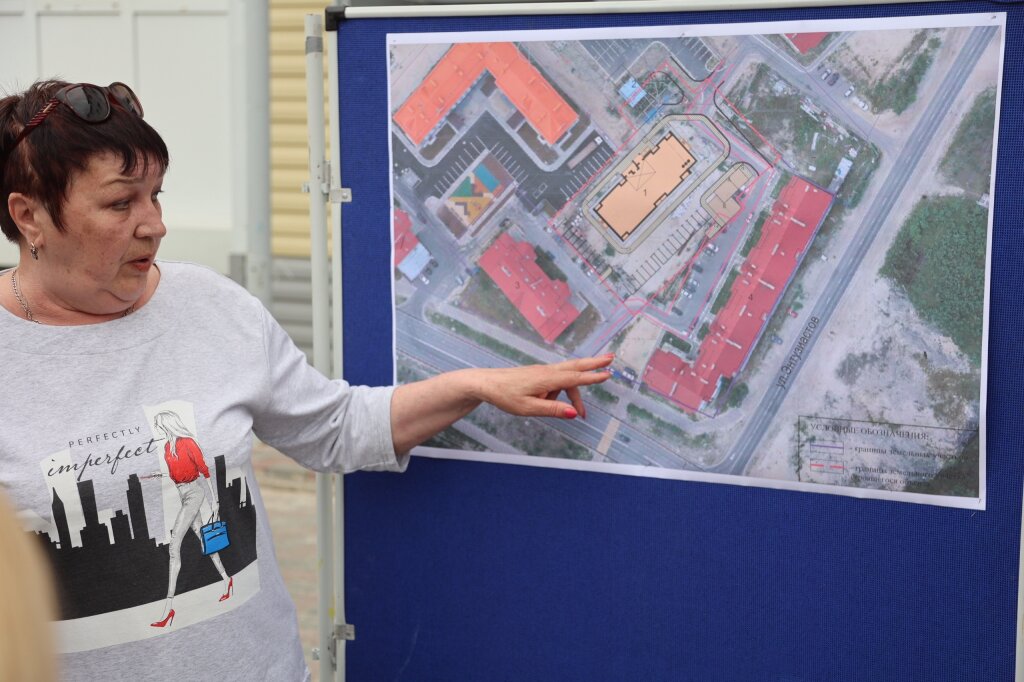 Жильцам дома на Энтузиастов, 1, пообещали новую парковку