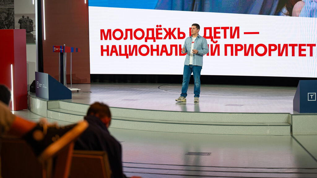 Дмитрий Артюхов рассказал о Ямале участникам молодежного форума