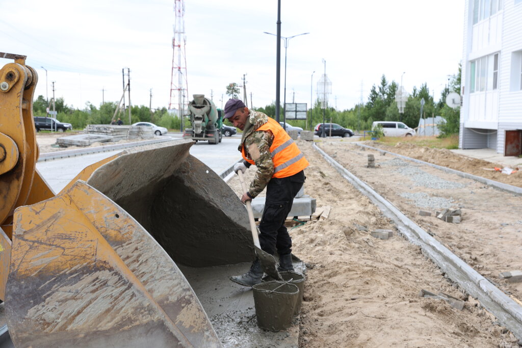 На Ямале в разгаре сезон дорожных работ