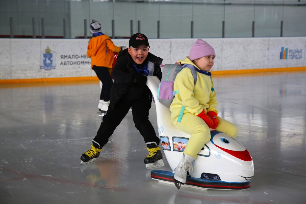 Более 11,5 тысячи юных ямальцев освоили плавание и катание на коньках за полгода