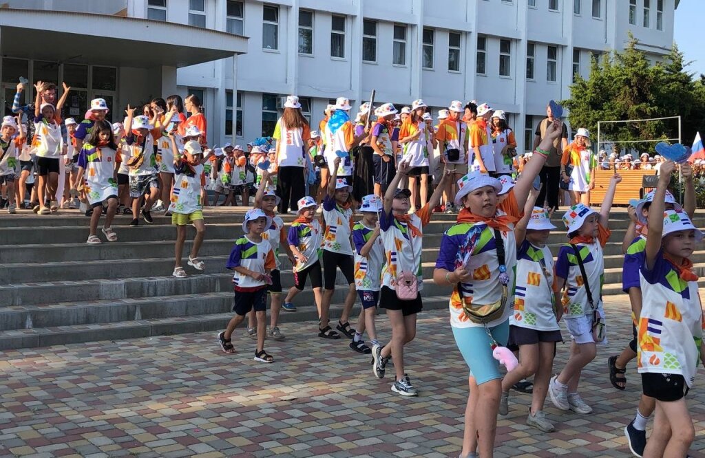 На Черноморском побережье завершилась лагерная смена для детей из Волновахи