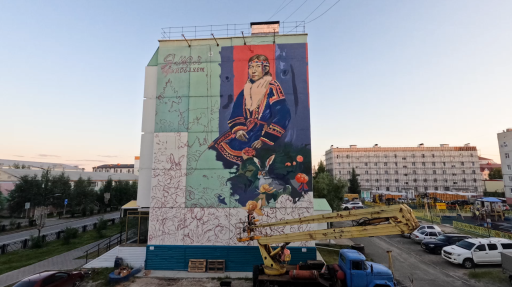 Стены пятиэтажек украсили новые муралы