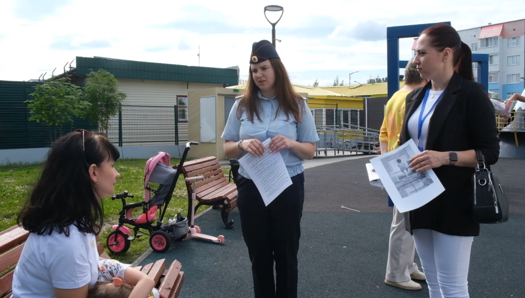 Москитная сетка не спасёт: как уберечь детей от падения из окон