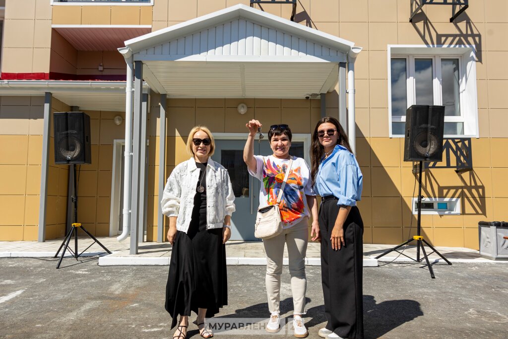 С новосельем! Пяти семьям вручили ключи от новых квартир