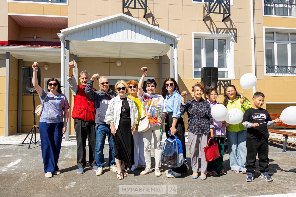 Муравленковцам вручили ключи от новых квартир