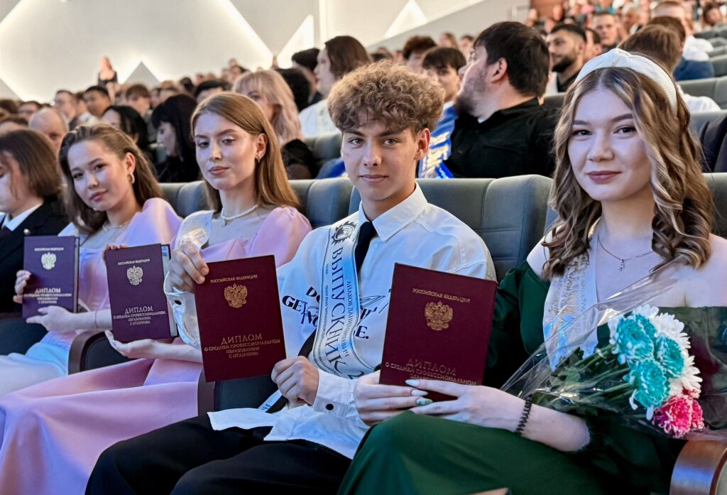 Более 400 ямальских выпускников получили аттестаты с отличием