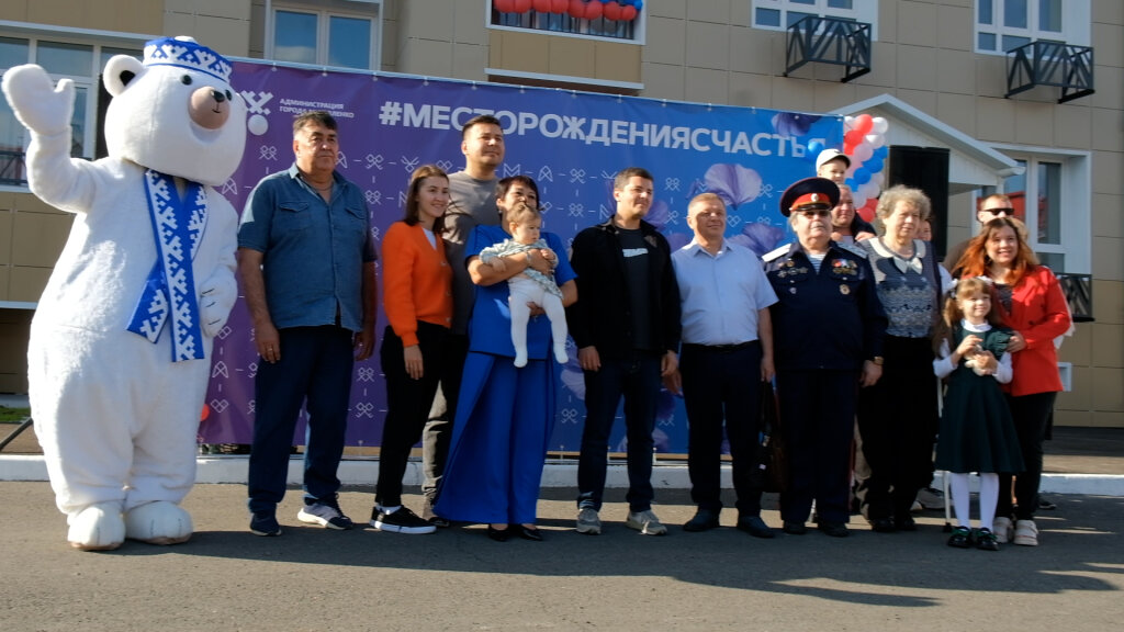 Губернатор Дмитрий Артюхов вручил жителям ключи от новых квартир