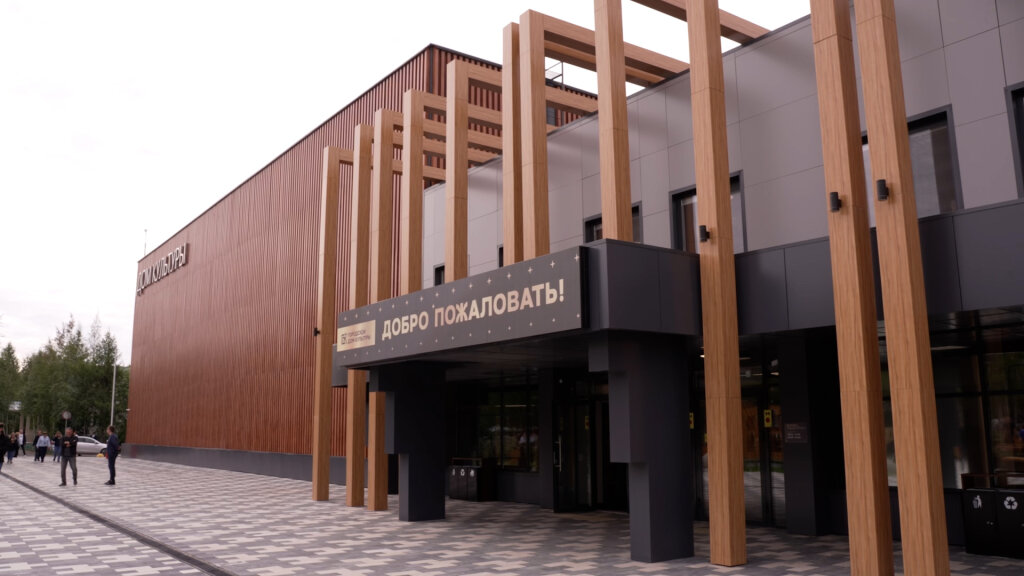 Губернатор ЯНАО оценил реконструкцию Дома культуры