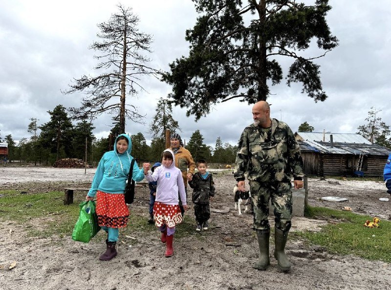 Юных тундровиков вертолётами доставляют к месту учёбы