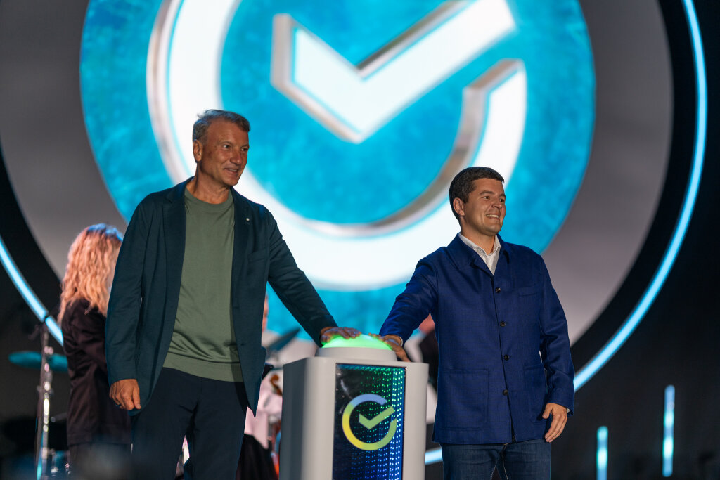 В Новом Уренгое запустили первый светомузыкальный фонтан