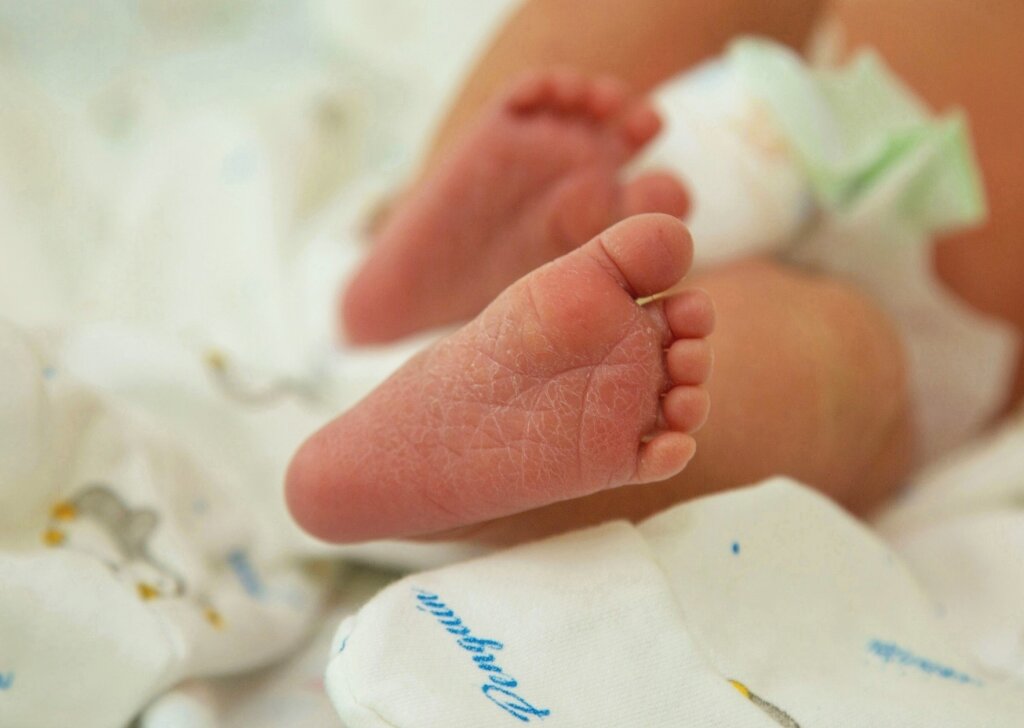 На Ямале новорожденным тундровикам подарят шерстяные шапочки