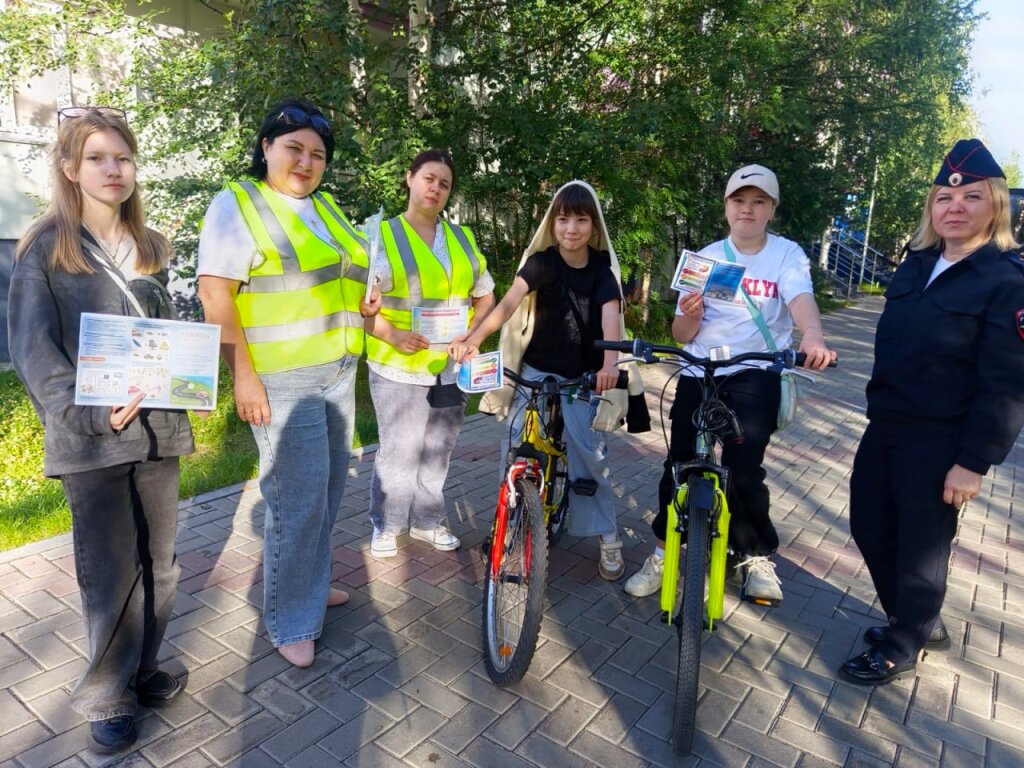 Госавтоинспекторы напомнили муравленковцам о безопасности дорожного движения