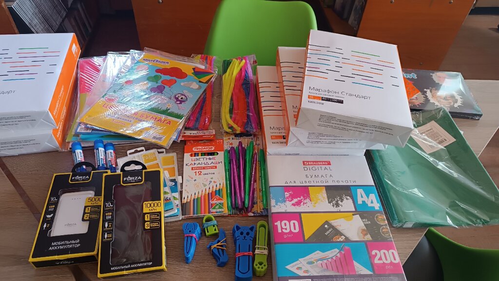 Жители Волновахи получили посылки из Муравленко к новому учебному году