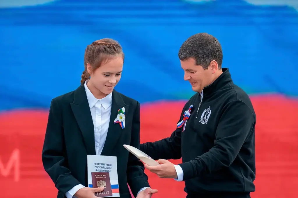 В День флага Дмитрий Артюхов вручил паспорта салехардским школьникам