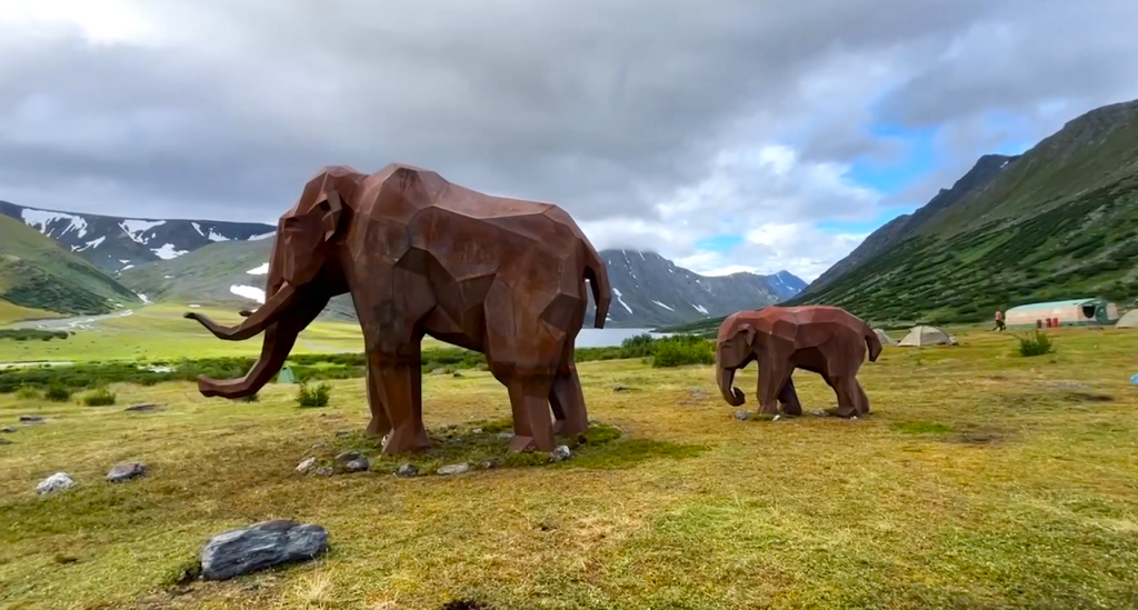 В природном парке «Ингилор» в ЯНАО установили скульптуры мамонтов