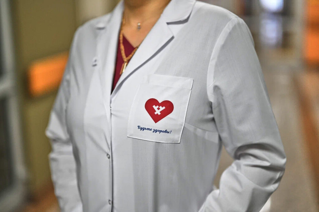 Медики осенью получат брендированную форму