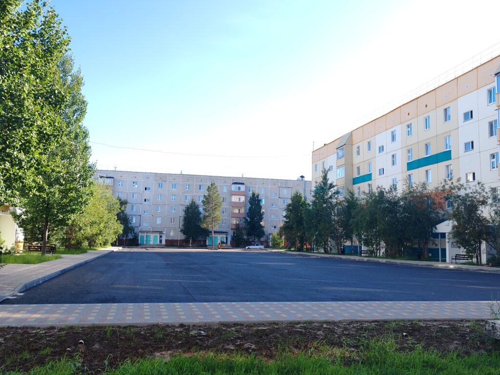 Муравленковцев просят оценить развитие парковочного пространства.