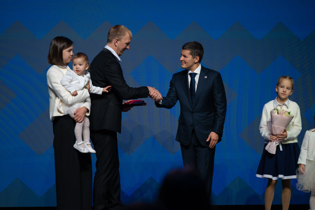 Дмитрий Артюхов вручил награды многодетным семьям Ямала