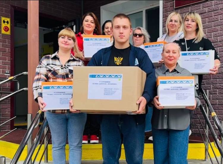 Специалисты Центра соцобслуживания отправили посылки жителям Волновахи