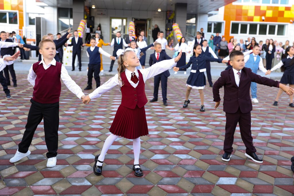 В школах города прозвенели первые звонки