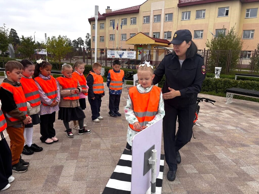 Автоинспекторы Муравленко напомнили первоклассникам ПДД
