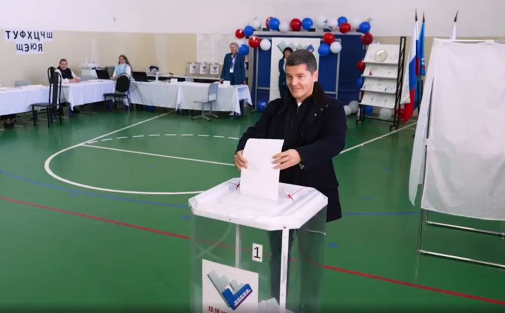 Губернатор Ямала проголосовал на выборах депутатов Законодательного Собрания