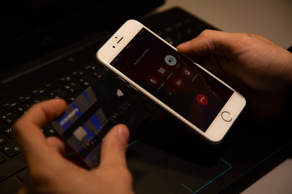 Кибермошенники похитили у муравленковца более 6 миллионов рублей