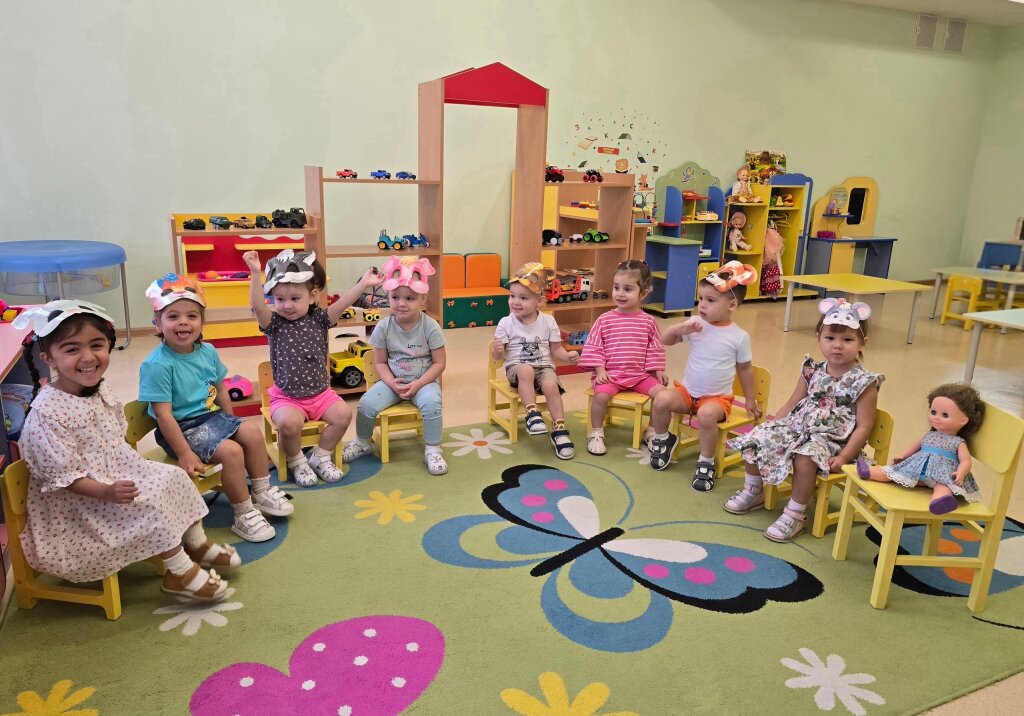 Воспитанники детского сада «Оленёнок» поздравили педагогов Волновахи