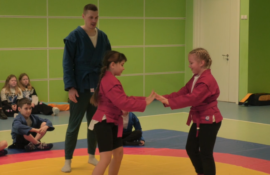 Самбо в школе занимаются сотни юных муравленковцев