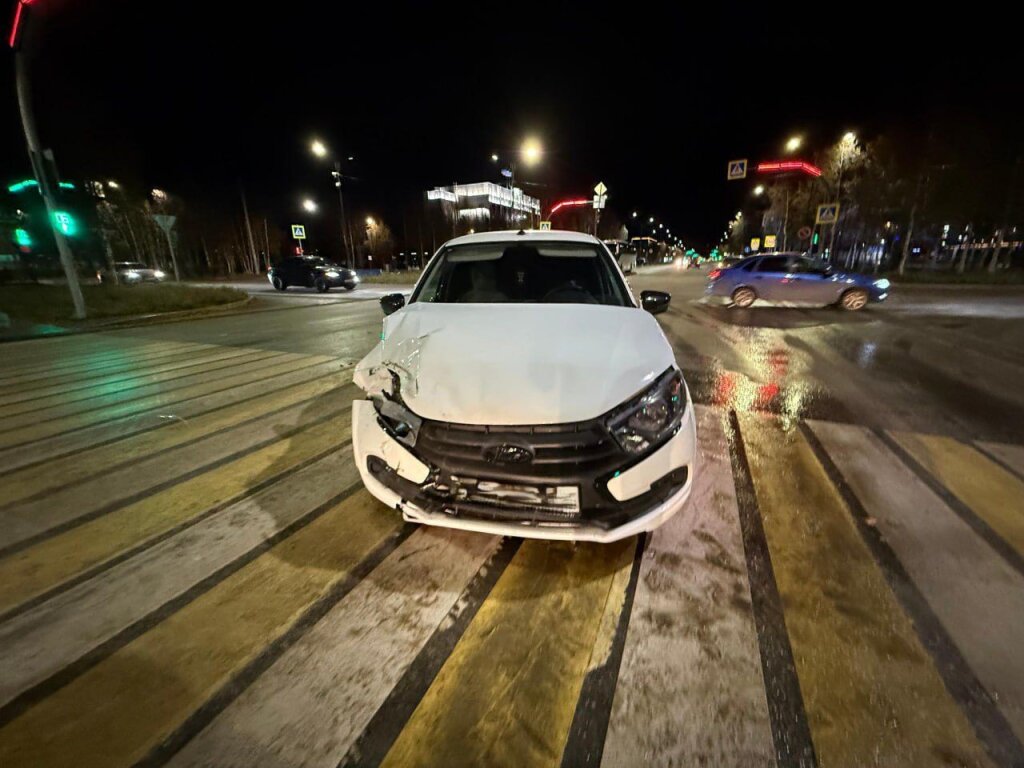 В ДТП на перекрестке Муравленко-Ленина пострадали два человека