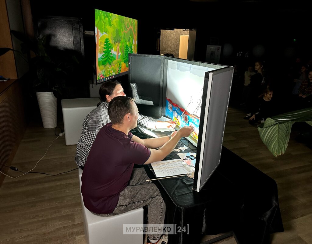 Юные муравленковцы пришли в театр с папами