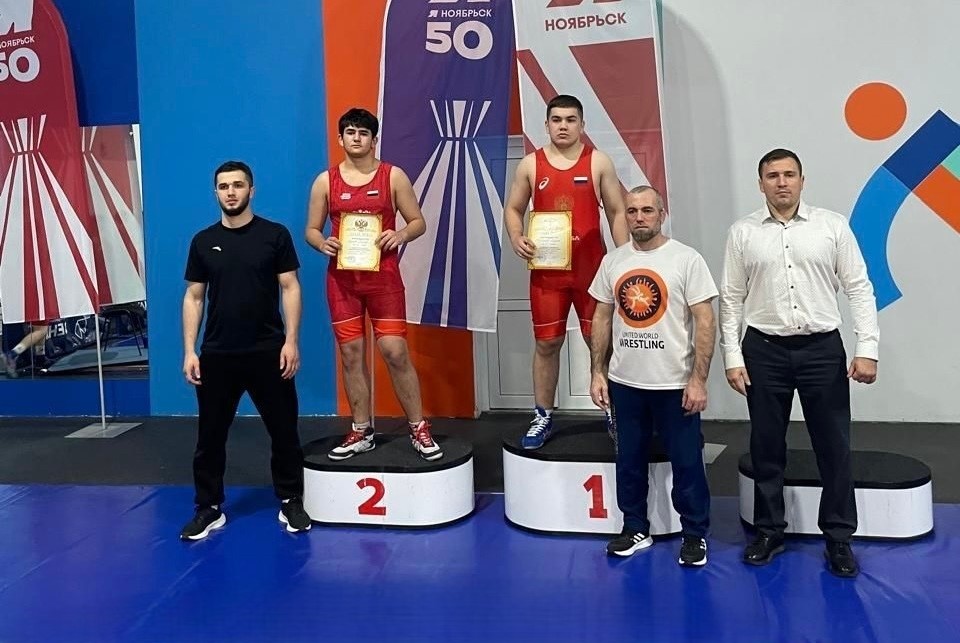10 медалей завоевали борцы города на турнире в Ноябрьске