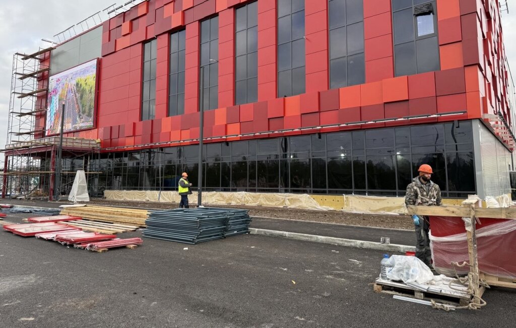 В Муравленко завершается монтаж фасада нового центра единоборств